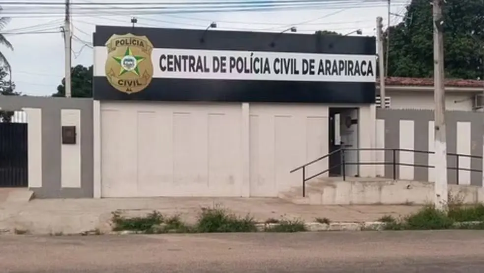 Suspeito foi levado para a Central de Flagrantes de Arapraica — Foto: Ascom/ PC-AL