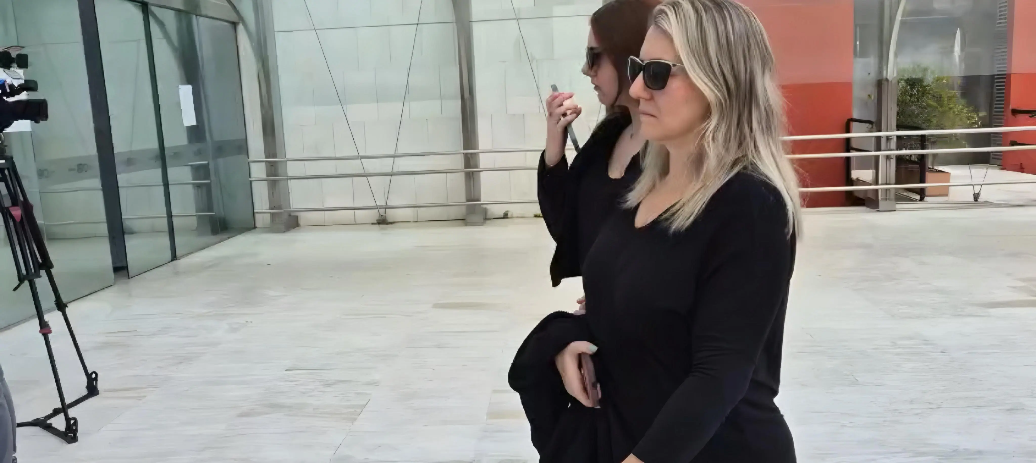 Esposa e filha de delegado Ruy chegam emocionadas ao velório (Foto: BacciNotícias)