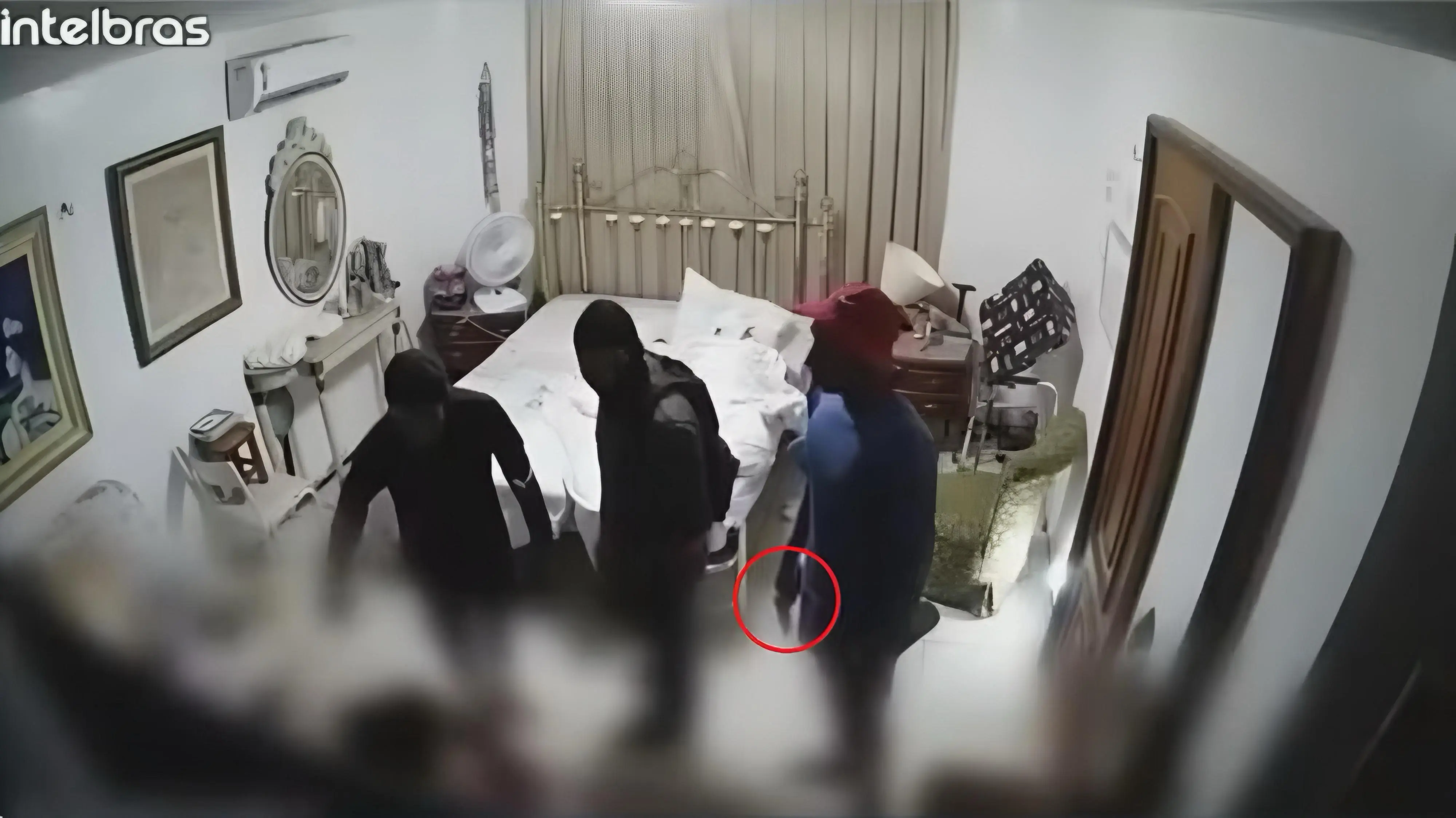 Criminosos invadem casa de idosa, amarram cuidadora e assaltam moradores — Foto: TV Verdes Mares/Reprodução