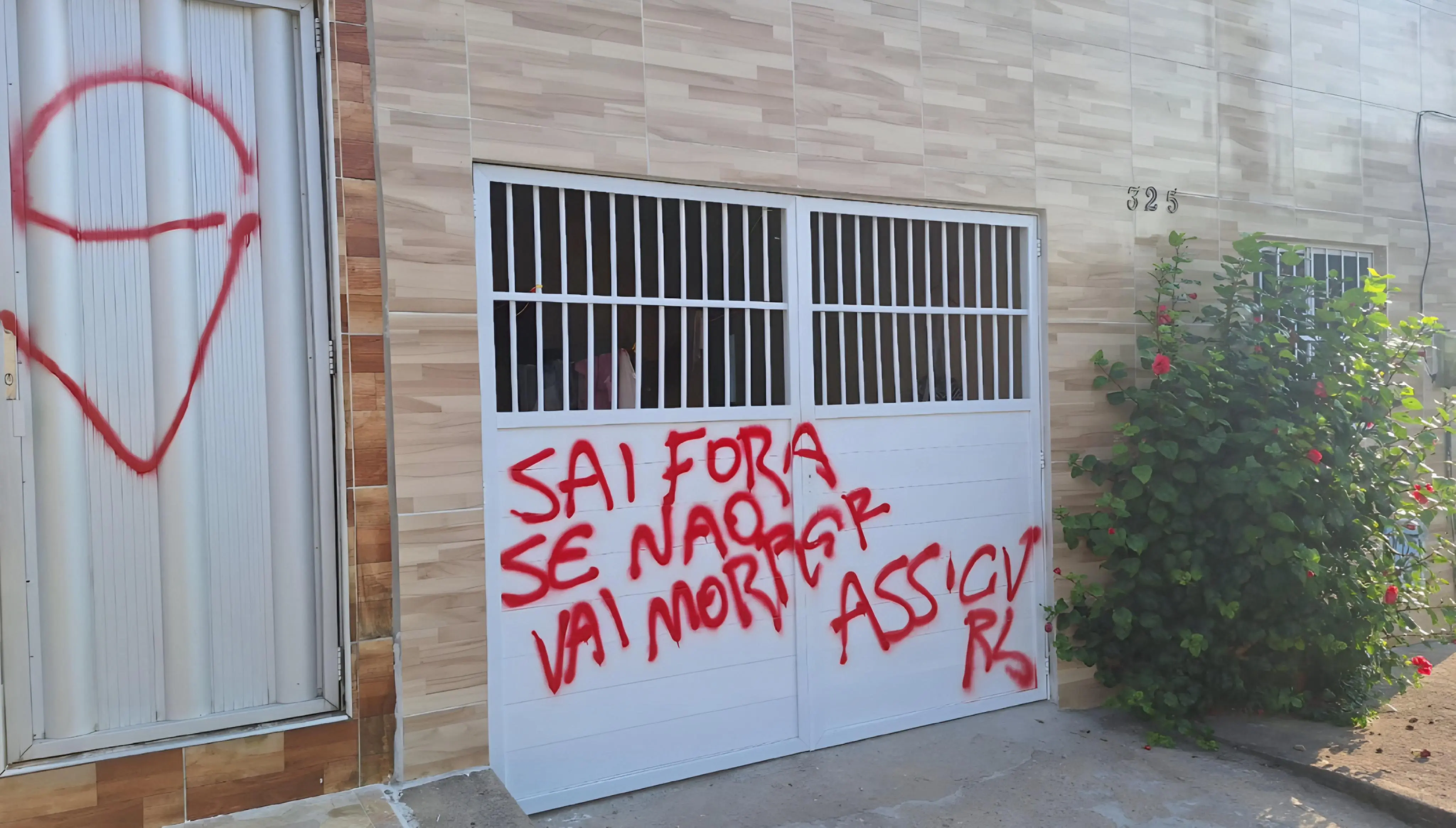 ‘Sai fora se não vai morrer': moradores abandonam conjunto habitacional após ameaças de facção (Foto: Ricardo Lima/Portal Cn7)
