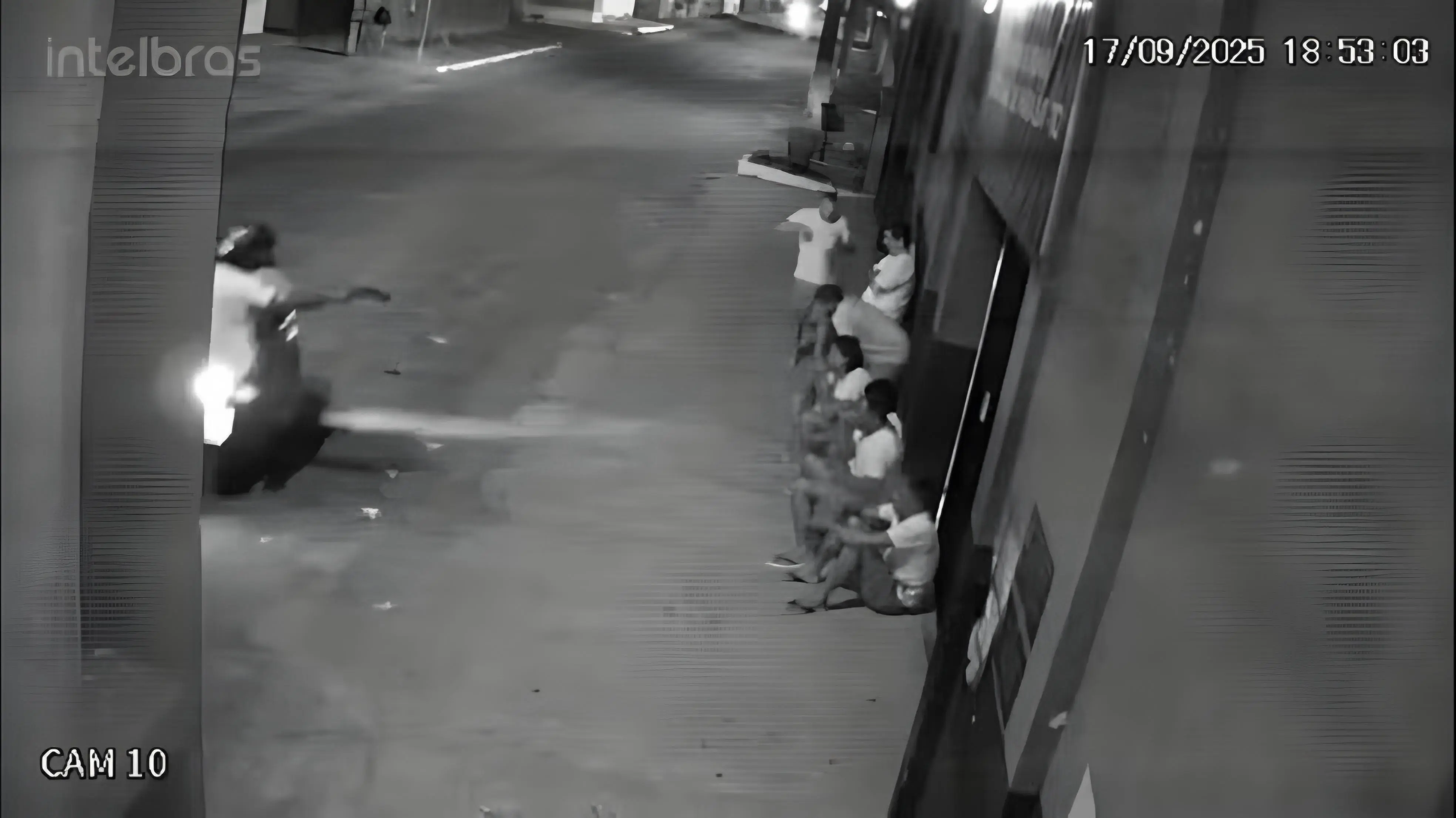 Momento em que criminosos atiram contra detentos na porta de presídio — Foto: Reprodução/Paraíso no Grale