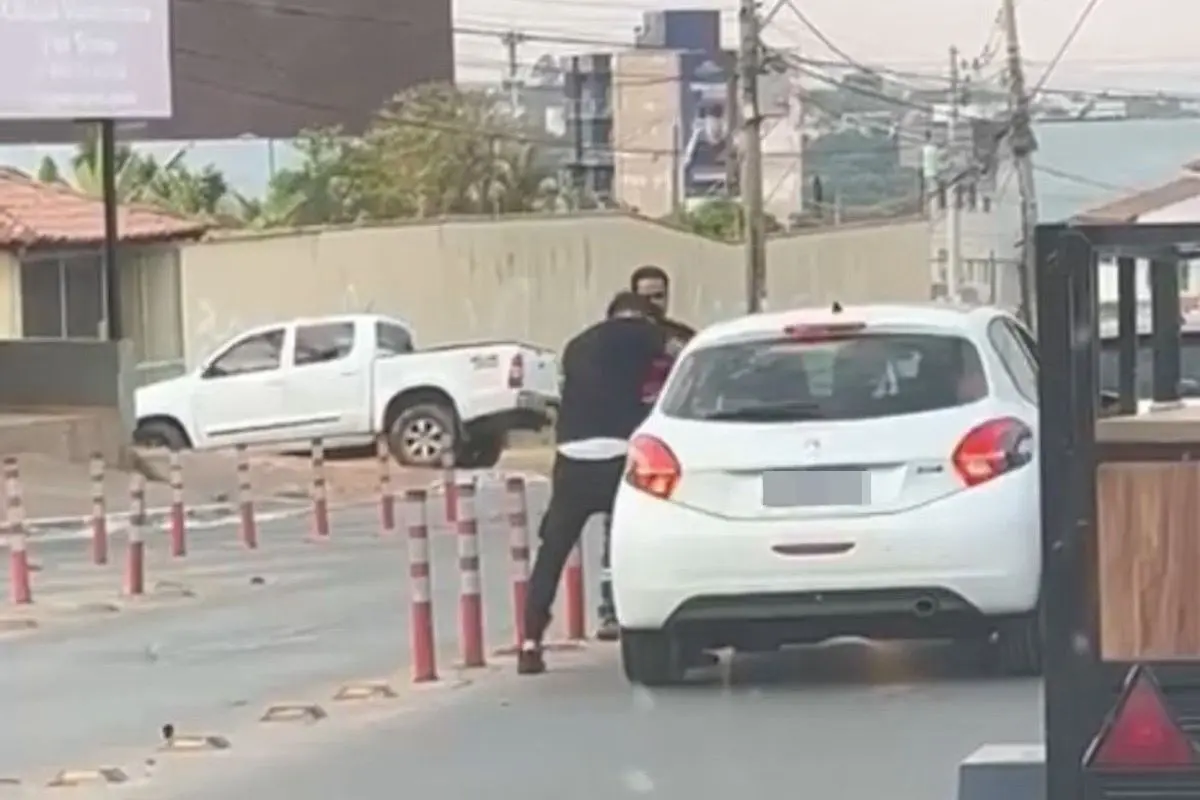 Motorista é espancado com filho de 2 anos dentro do carro (Foto: Reprodução/Redes sociais)