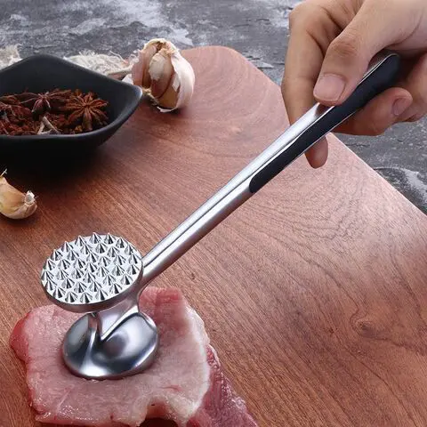 Mulher é presa após torturar e tentar matar a avó com martelo de cozinha  (Foto: Reprodução)