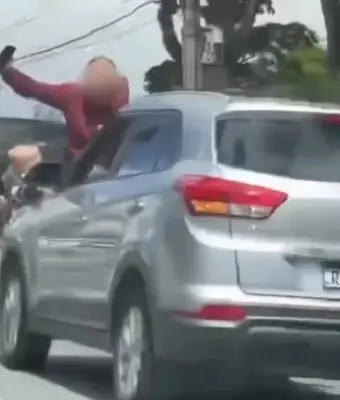 Homem escala capô de carro em movimento após discussão (Foto: Reprodução/Redes sociais)