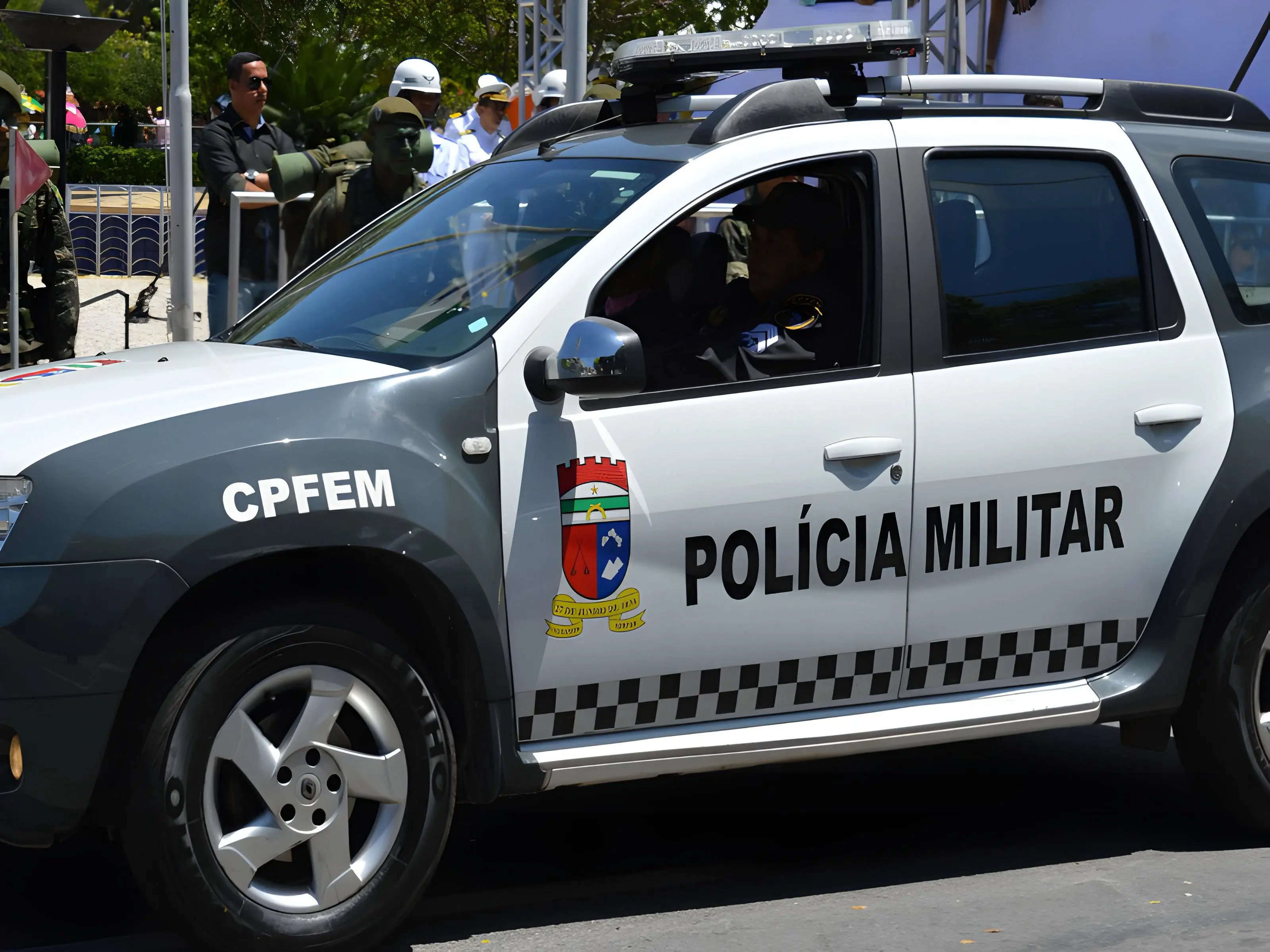 Família 'voa' de moto após ser atingida por motorista embriagado (Foto: Divulgação/PM)