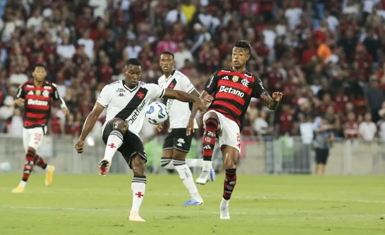 Torcedor do Vasco é esfaqueado dentro de ônibus após imposição de flamenguistas (Foto: Foto¹: Reprodução/Patrulha Abordagem; Foto²: Úrsula Nery/Agência FERJ)