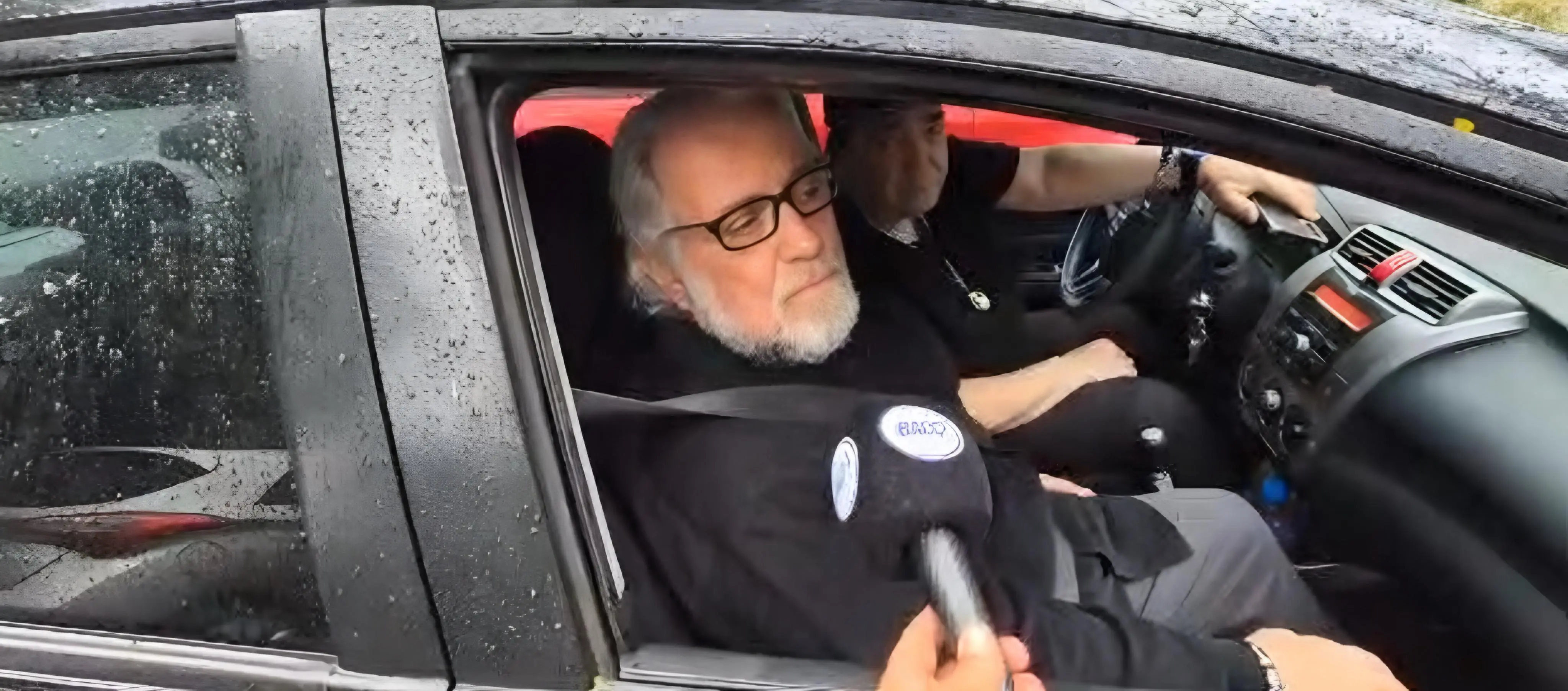 Ao deixar velório de JP Mantovani, Leão Lobo desabafa: ‘última coisa que eu podia imaginar é ver esse moço do jeito que eu vi agora' (Foto: BacciNotícias)