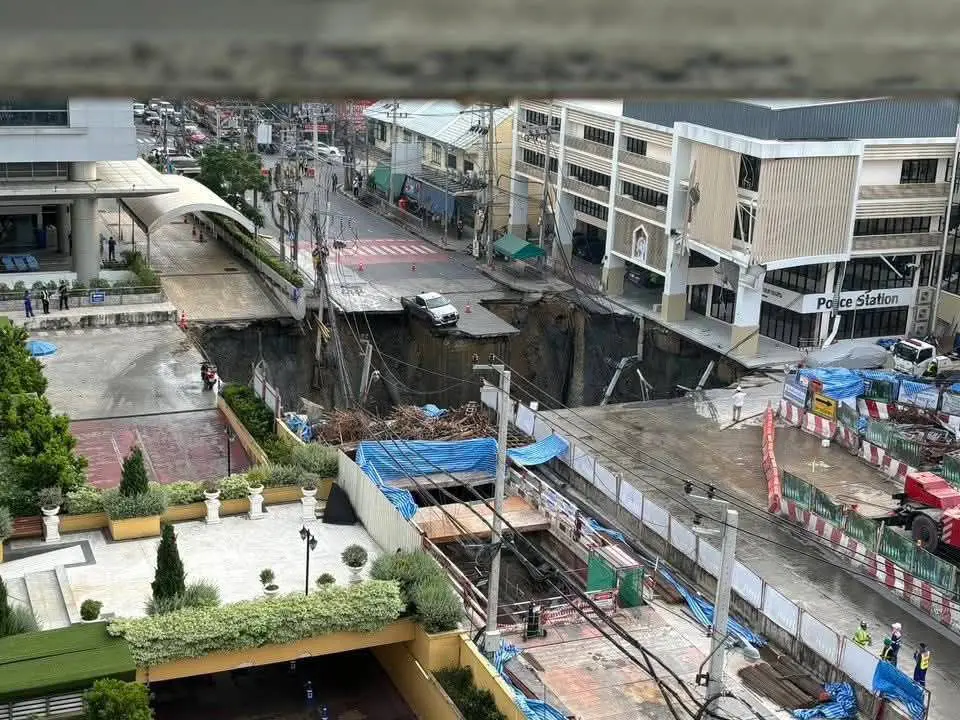 Buraco de 50 metros de profundidade causa pânico em frente a hospital (Foto: Reprodução/Redes sociais)