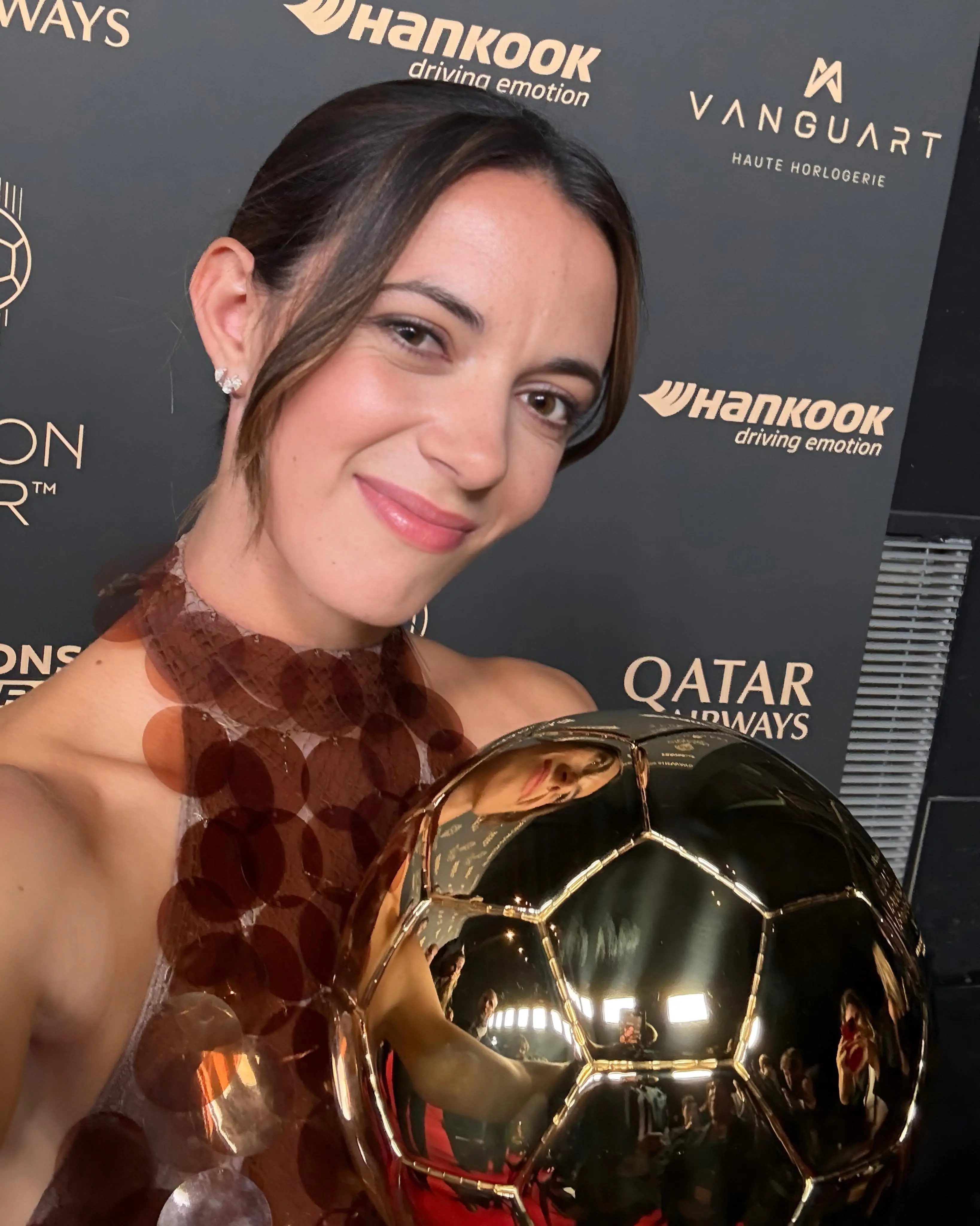 Melhor jogadora do mundo é flagrada Bola de Ouro em aeroporto (Foto: Reprodução/Redes sociais)