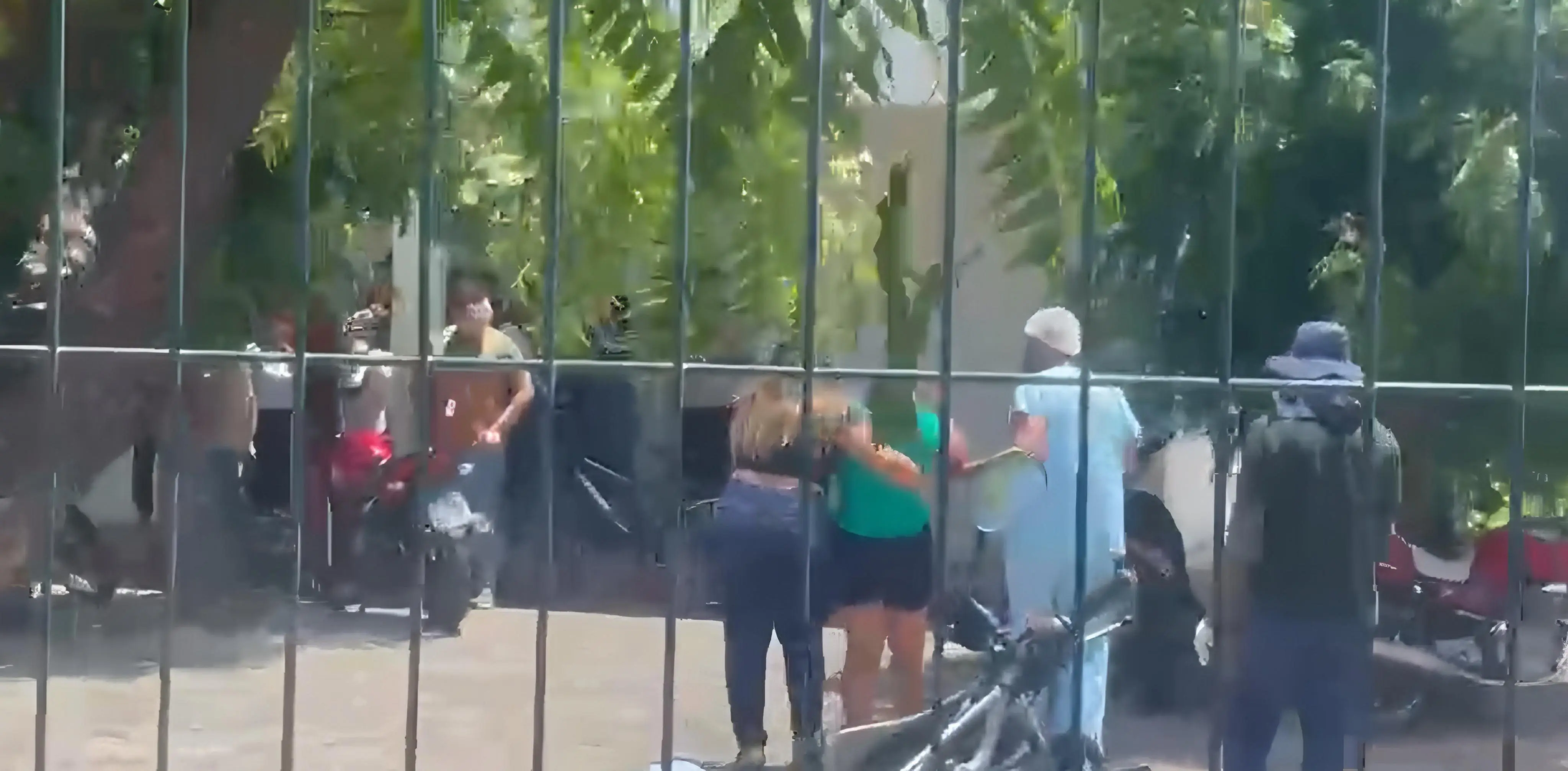 Pais desesperados chegam à escola após massacre (Foto: Reprodução)