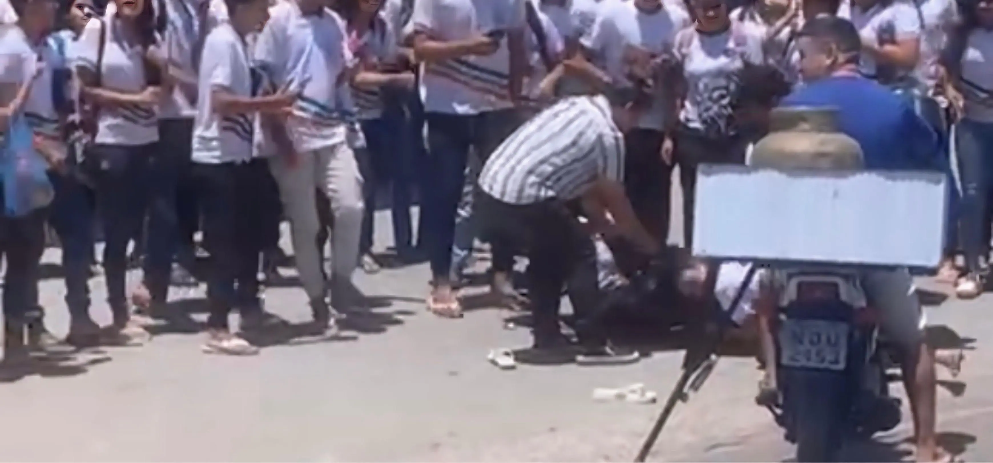 Briga generalizada em Porta da Escola - Imagem-Reprodução: Internet