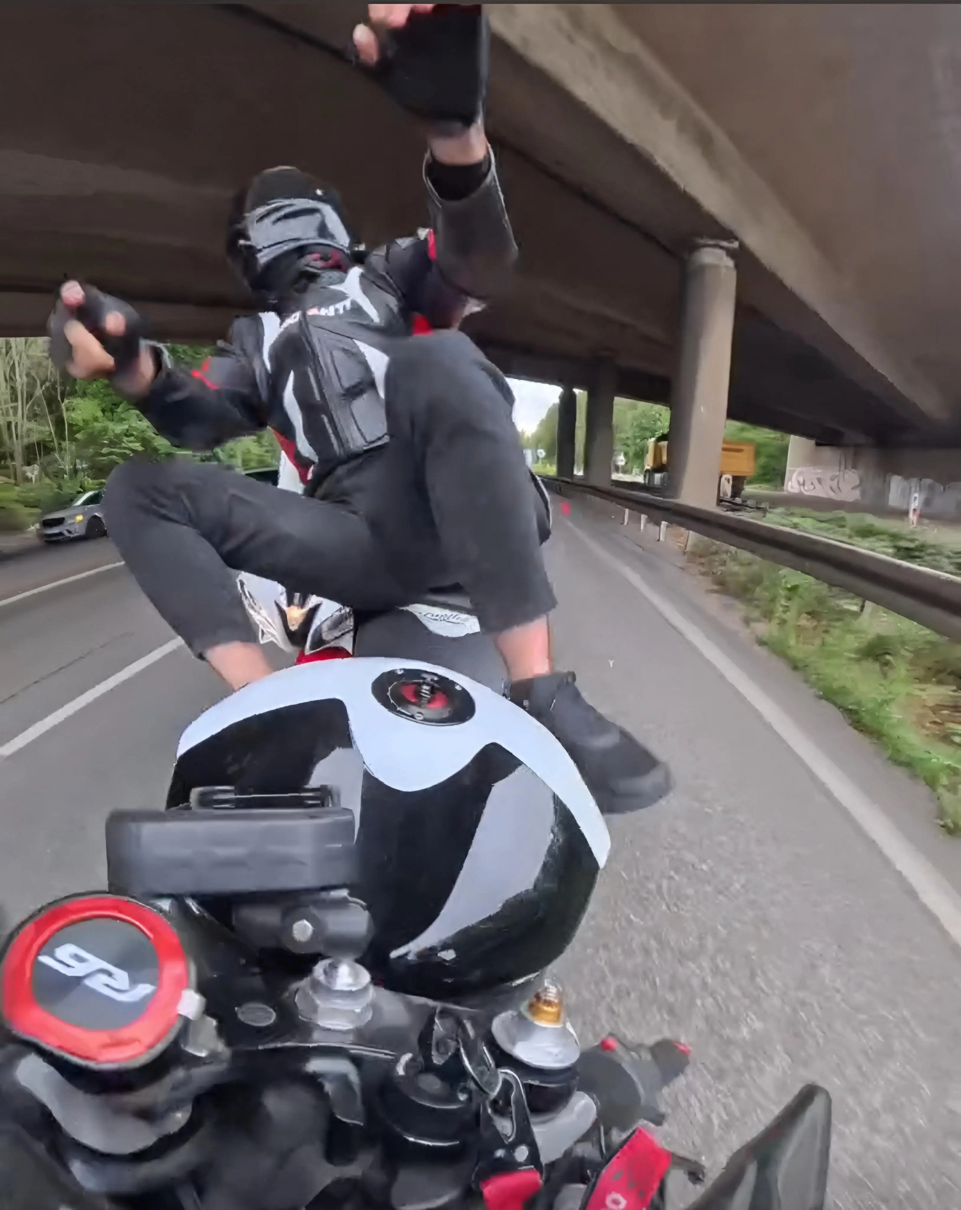 Motoqueiro grava o próprio acidente e final surpreende  (Foto: Reprodução/Redes sociais)