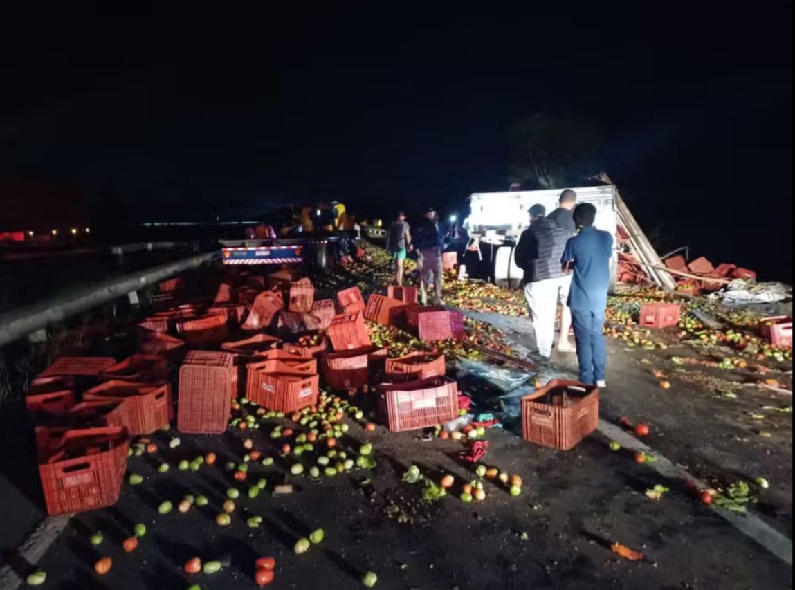 Caminhão carregado de tomates perdeu o controle e colidiu contra carro com empresário e duas pessoas (Foto: PRF)