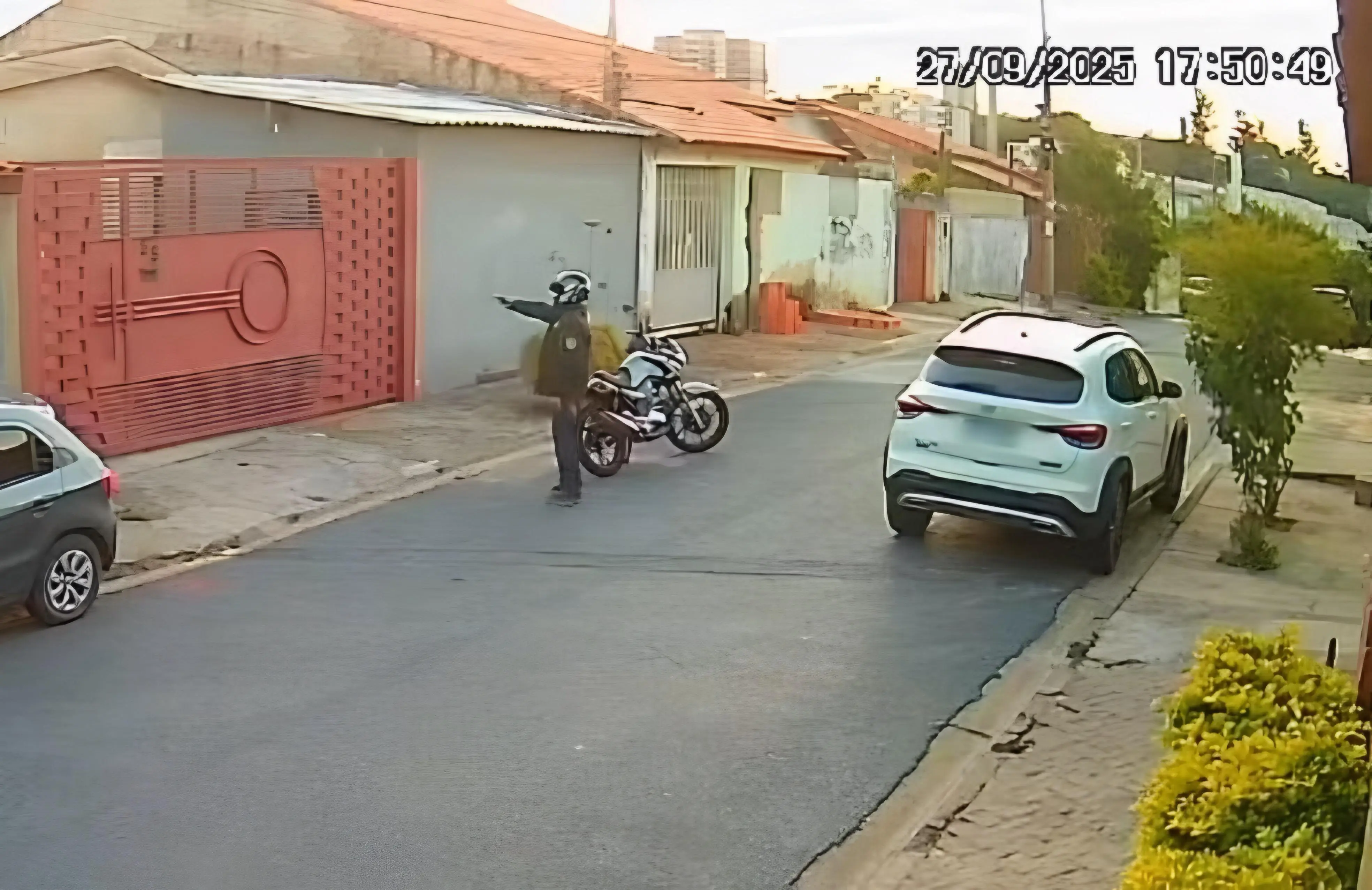 Motociclista é morto a tiros após atirar em casa do ex-cunhado (Foto: Reprodução)