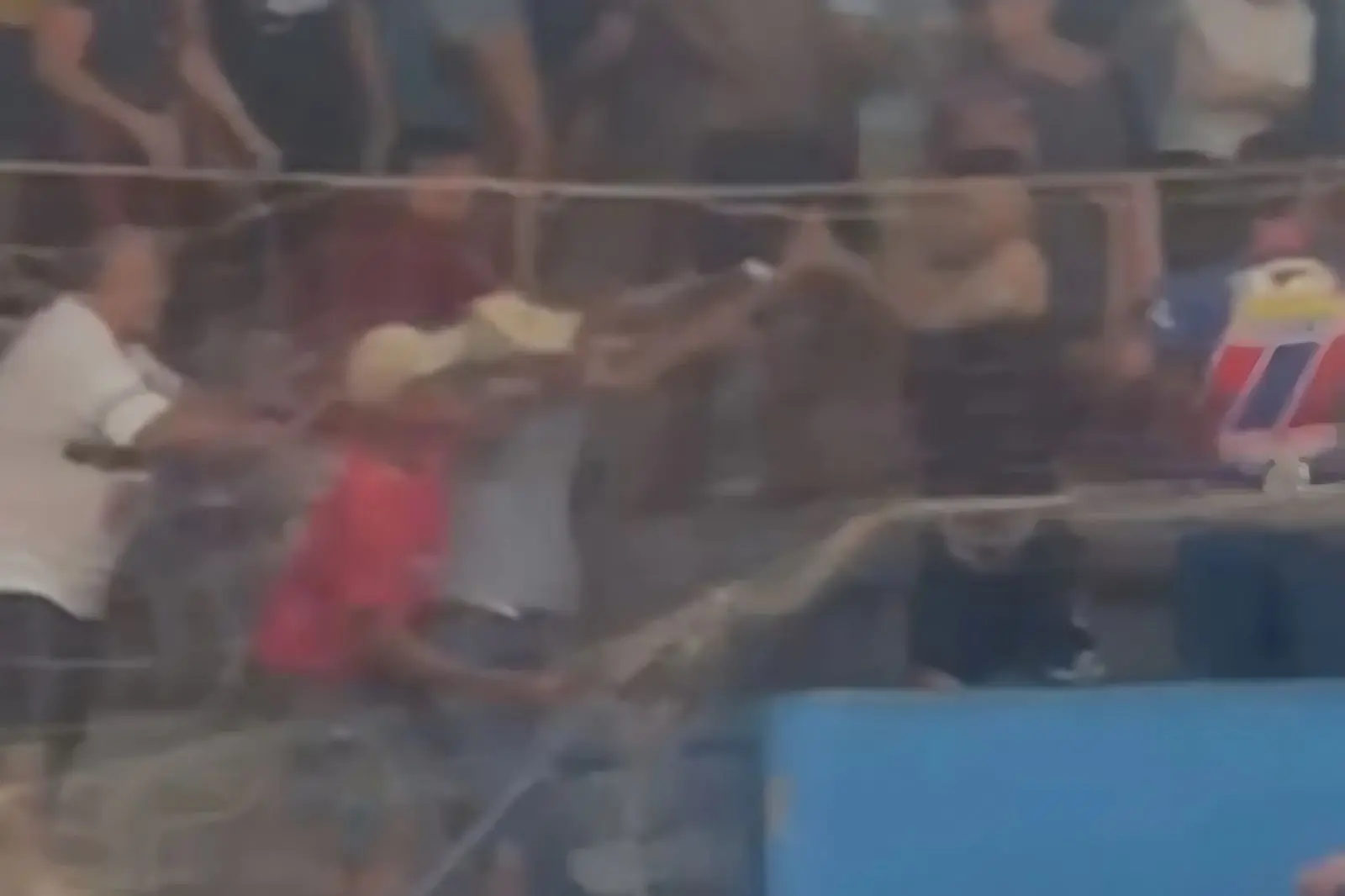 Policial de folga causa pânico ao sacar arma em torneio de futsal (Foto: Reprodução/Metrópoles)