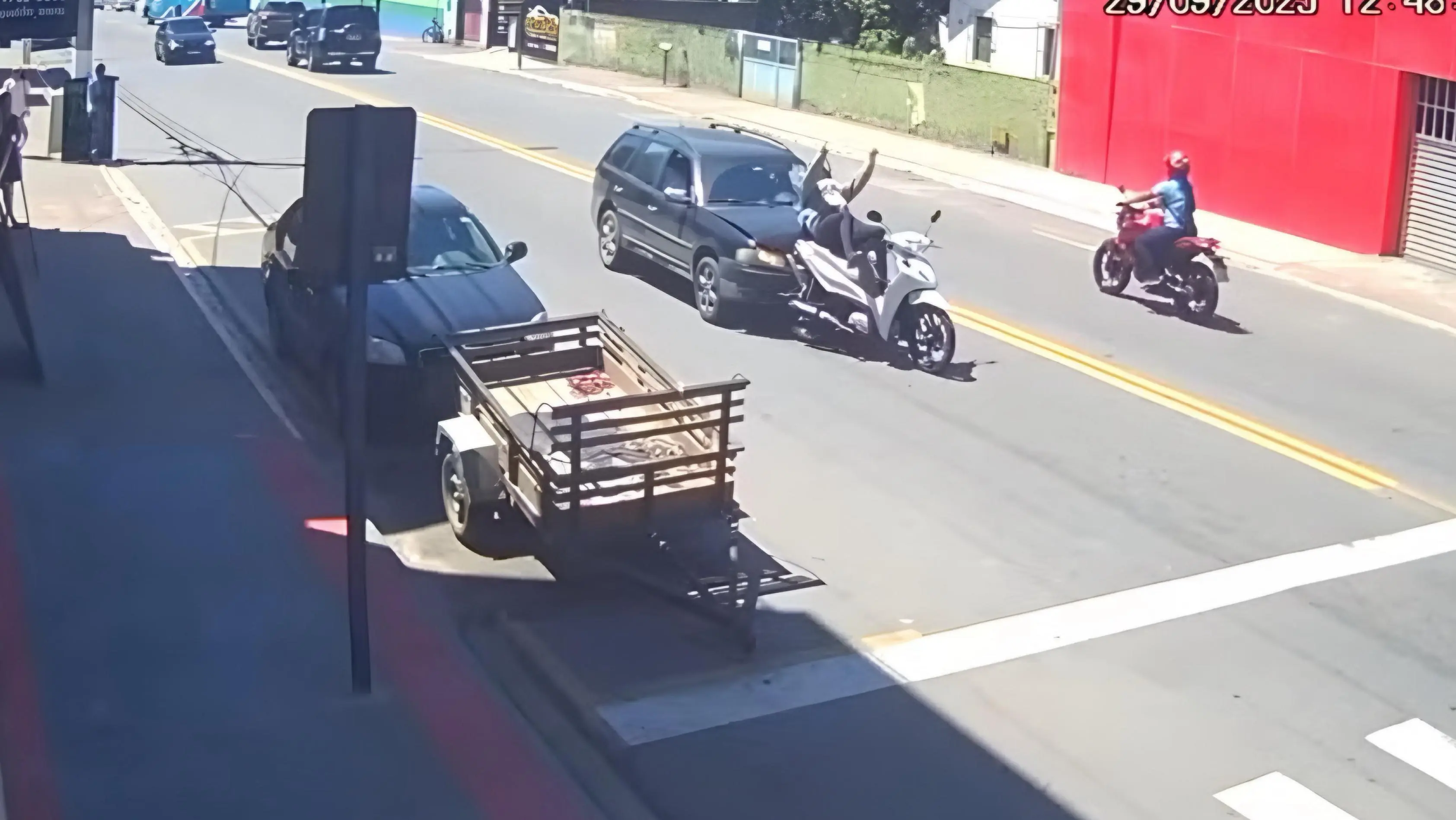 Pai evita tragédia ao segurar moto desgovernada e proteger filhos em faixa de pedestres (Foto: Reprodução/G1)