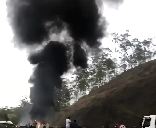 Carreta tomba, pega fogo e tráfego fica interrompido na Rodovia Anhanguera (Foto: Reprodução Redes Socais)