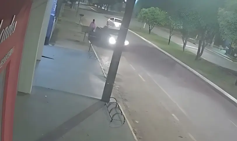 Cenas de terror: motorista bêbado atropela idosa ao dar ré e foge; veja vídeo (Foto: Câmeras de segurança)
