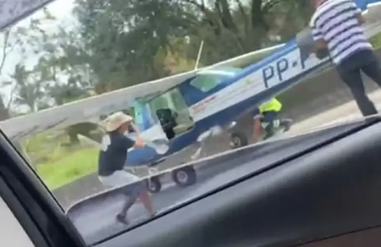Avião faz pouso de emergência no meio da Régis Bittencourt. Reprodução redes sociais