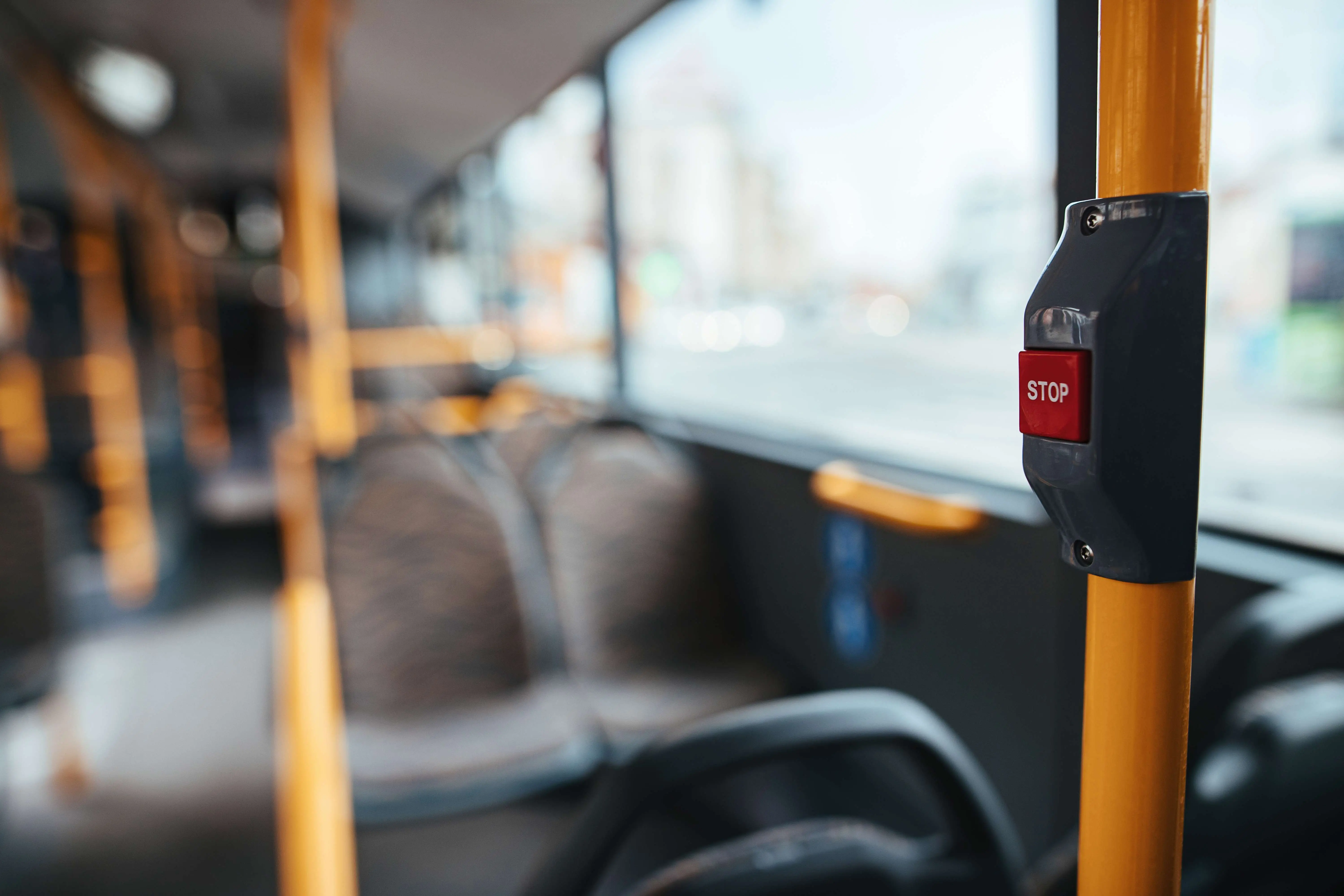 'Suruba' em ônibus: jovem quebra o silêncio após vazamento de vídeo (Foto: Freepik)