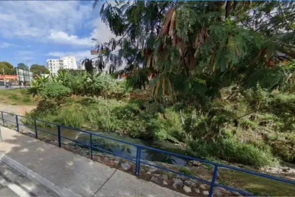 Homem é morto a facadas e tem corpo jogado em córrego em plena luz do dia em Taubaté