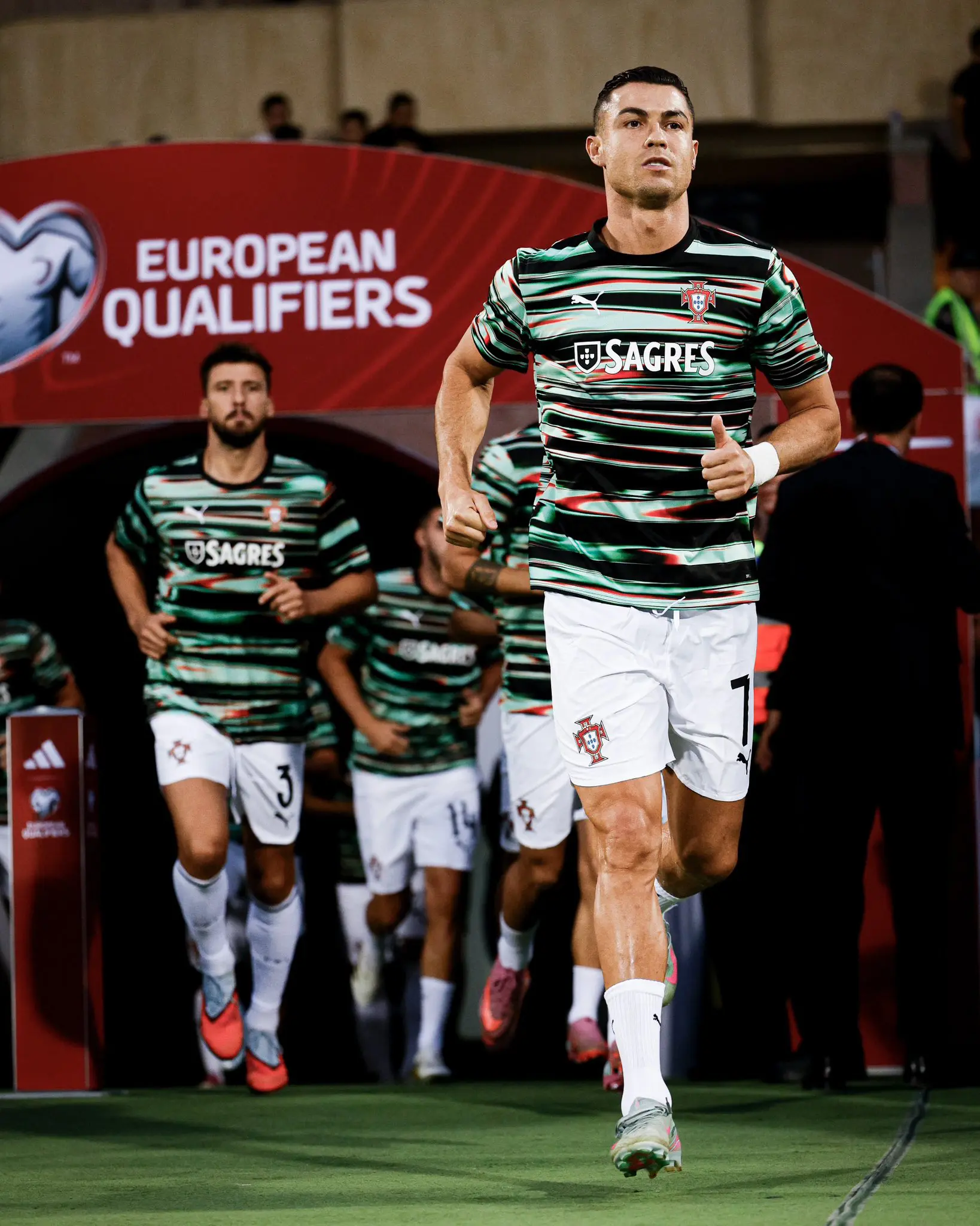 Fã tenta tirar selfie com Cristiano Ronaldo, mas leva empurrão de craque