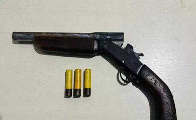 Munições e a arma apreendidas pela Polícia Militar com o suspeito (Foto: Reprodução)