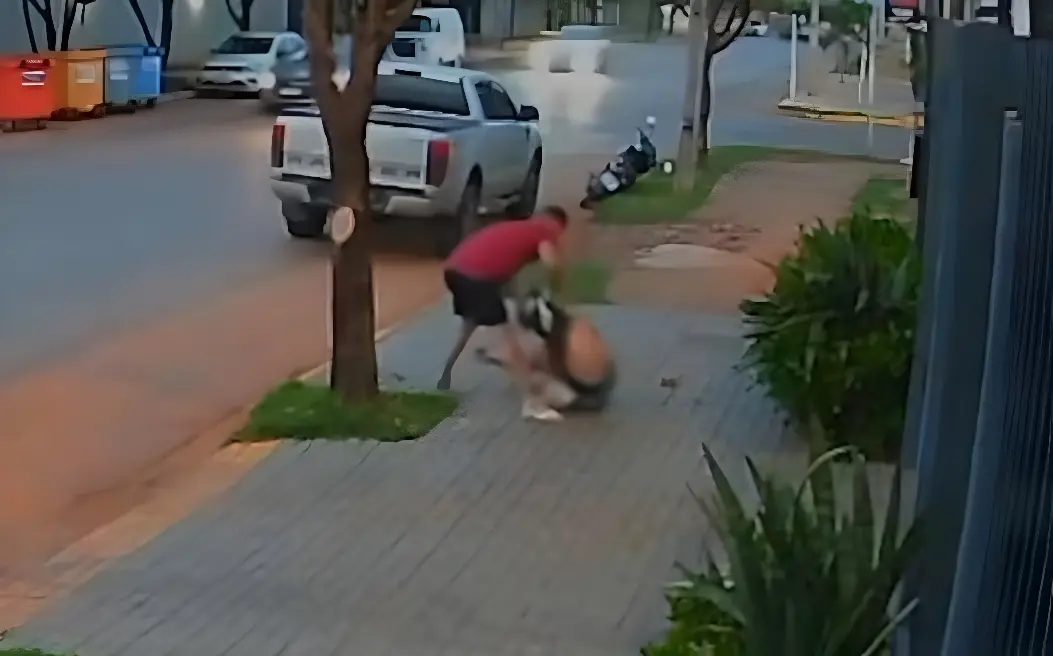 Empresário é flagrado espancando ex-mulher no meio da rua (Foto: Câmeras de segurança)