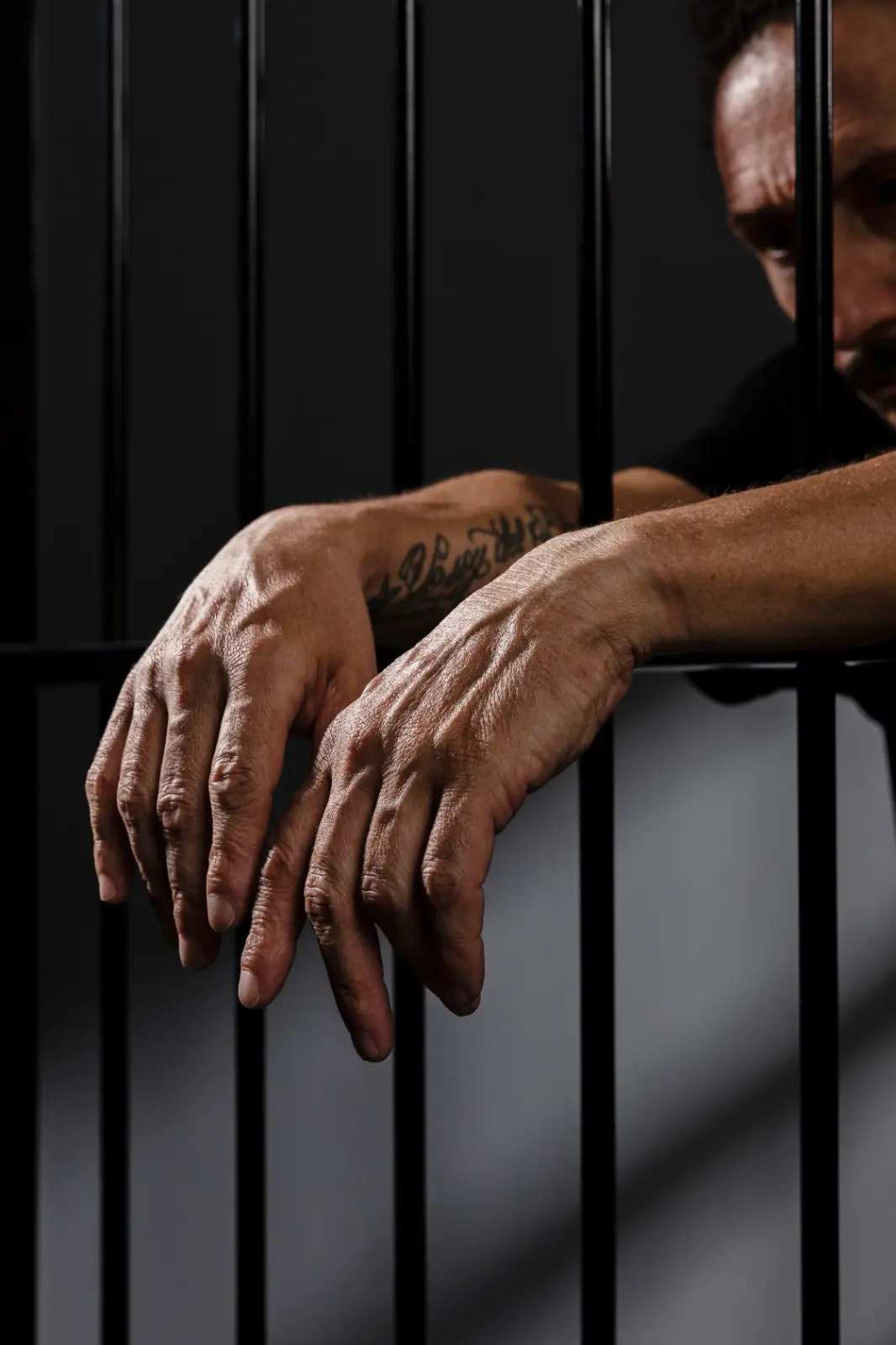 Mãe pede ajuda pelo WhatsApp e é libertada de cárcere com os filhos (Foto: Freepik)
