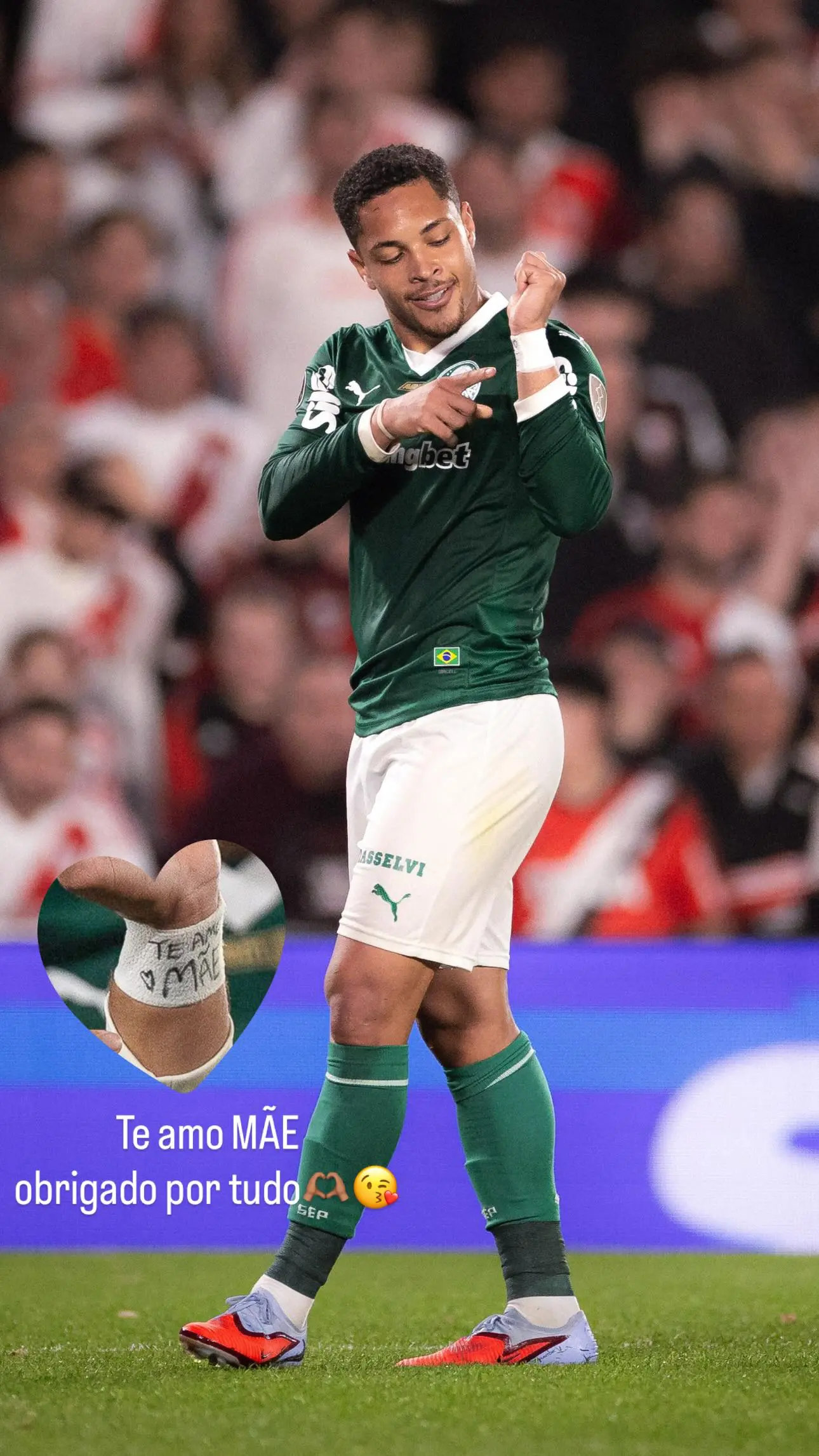 'Te amo': jogador homenageia mãe em gol após chamá-la de vagabunda (Foto: Reprodução/Redes sociais)