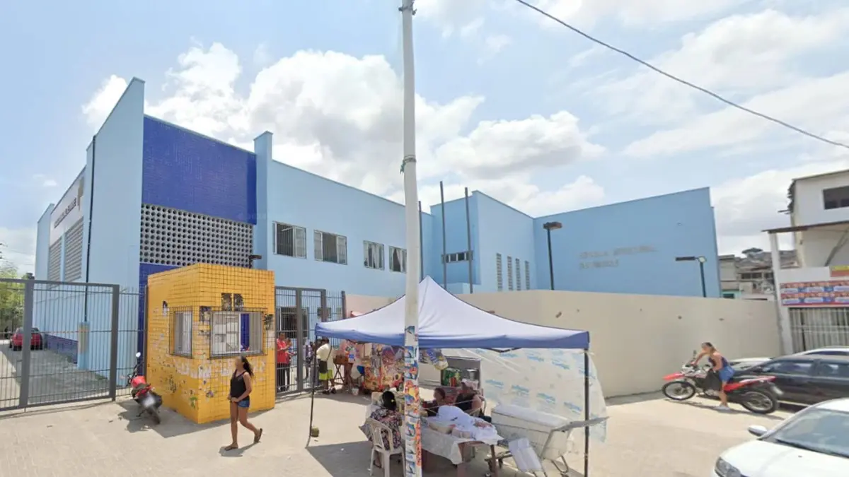 Mulher em surto invade escola e ameaça funcionária com objeto inusitado (Foto: Reprodução/Google Maps)