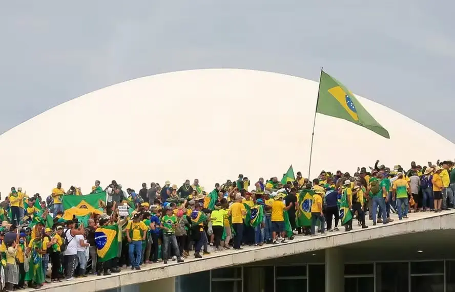 Pressão na Câmara para votar anistia a Bolsonaro aumenta com adesão de Tarcísio