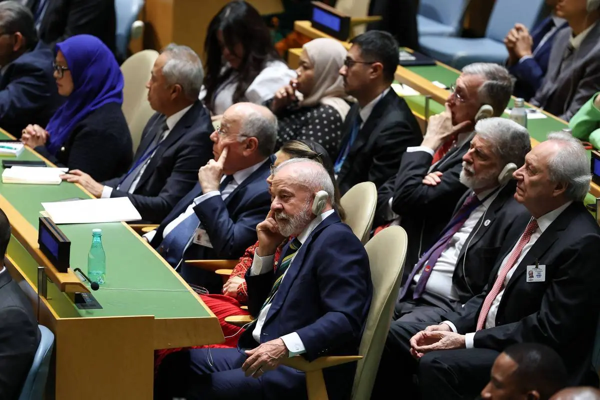 O presidente Luiz Inácio Lula da Silva escuta o discurso do americano Donald Trump na ONU - Angela Weiss/AFP
