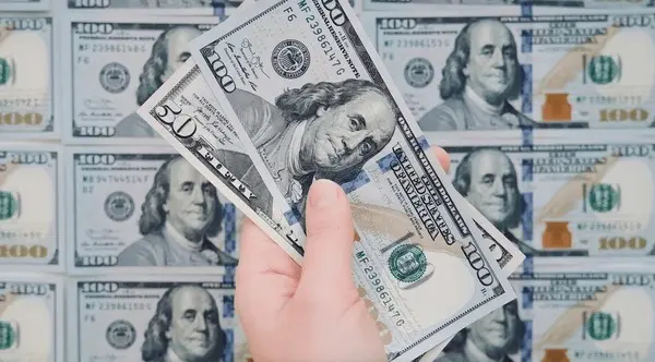 Dólar despenca e atinge menor valor em mais de um ano após aceno de Trump a Lula