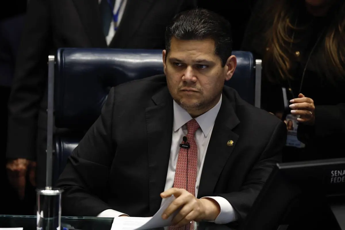 Davi Alcolumbre rejeita anistia ampla para Bolsonaro e anuncia projeto com redução de penas
