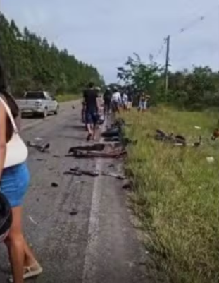 Batida entre carro e seis motos mata dois jovens e deixa oito feridos na Bahia (Foto: Reprodução/Redes Sociais)