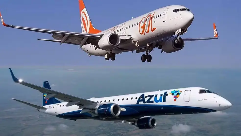 Aviões da Gol e da Azul. — Foto: Igor Santorsula/PlaneSpotters | Divulgação/Embraer