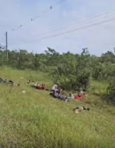 Batida entre carro e seis motos mata dois jovens e deixa oito feridos na Bahia (Foto: Reprodução/Redes Sociais)