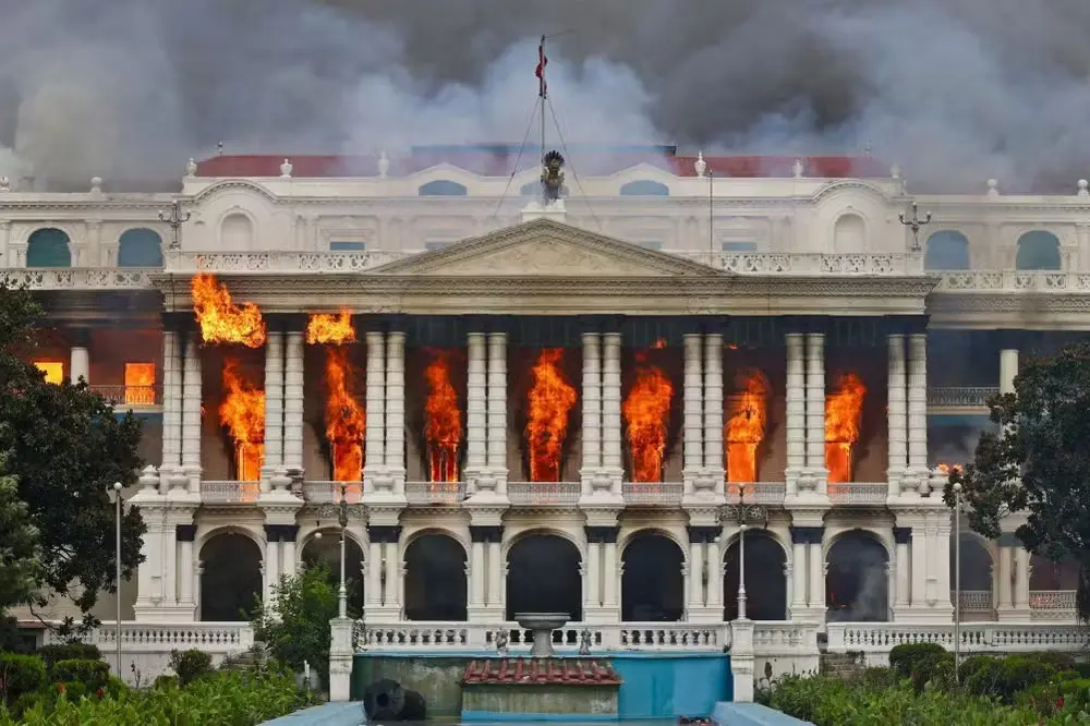 Incêndio atinge um dos principais prédios do governo, o Singha Durbar  (Foto: ANUP OJHA)