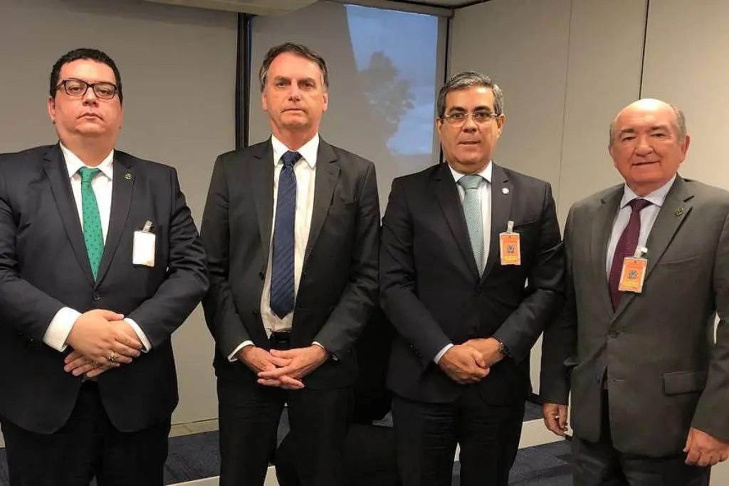 Representantes dos peritos do INSS durante reunião com o então presidente eleito, Jair Bolsonaro, em 11 de dezembro de 2018 na sede da transição; na foto, Francisco Cardoso (então presidente da ANMP), Luiz Argolo (então vice-presidente) e Samuel Abranques (diretor sindical) - Divulgação ANMP
