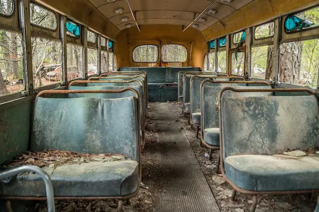 'Suruba' em ônibus: adolescentes quebram o silêncio após vazamento de vídeo (Foto: Freepik)