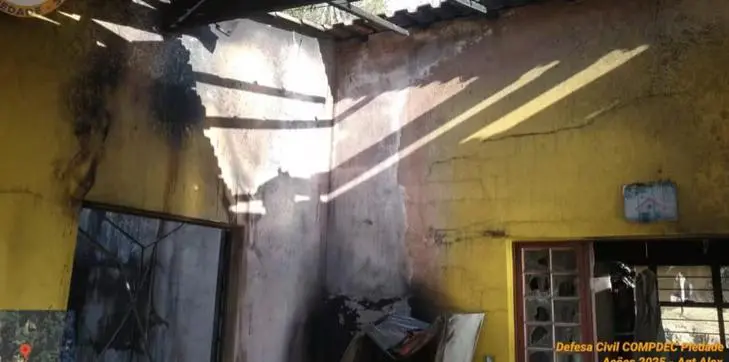 ex-inconformada com o fim do relacionamento coloca fogo na casa