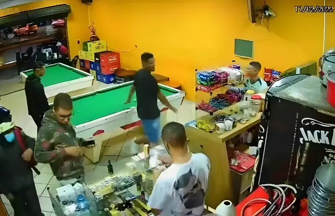 Matador do PCC é preso após se passar por motoboy em execução de rival (Foto: Câmeras de Segurança)