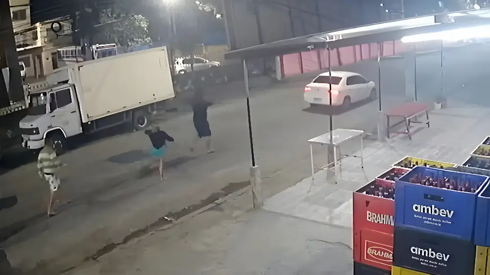 Motorista de aplicativo atropela mulher e arrasta passageiro por 300 metros (Foto: Câmeras de Segurança)