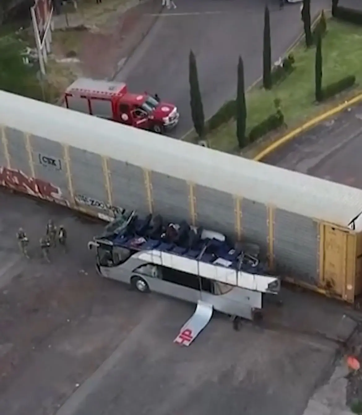 acidente de ônibus e trem no méxico deixa 10 mortos