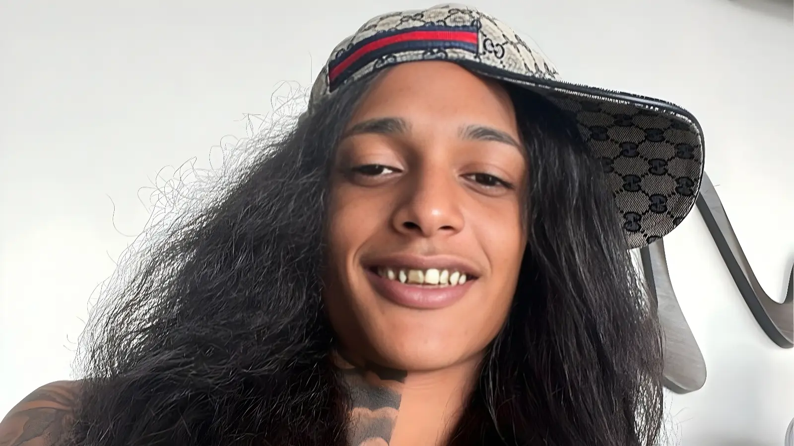 Rapper Oruam aparece em vídeo dentro de helicóptero exibindo tornozeleira eletrônica imposta pela Justiça. Foto: Divulgação / Redes sociais.