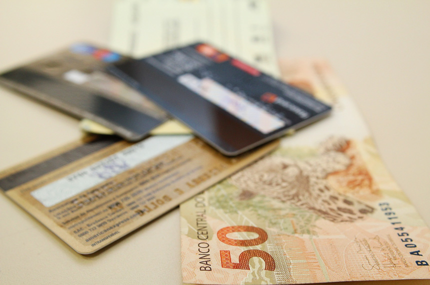Cartões, dinheiro e cheques