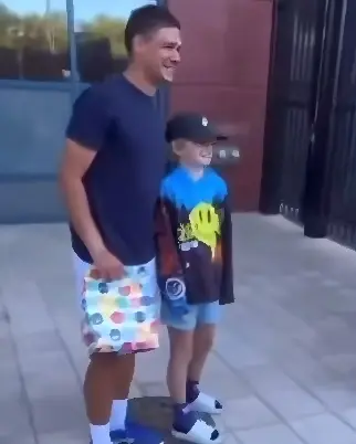 Vídeo: tenista marca encontro com criança que teve o boné roubado por CEO polonês