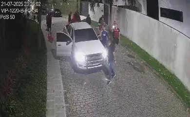 Adolescente ligado à ‘Equipe do Ódio’ é apreendido após fuga em operação na casa de Oruam