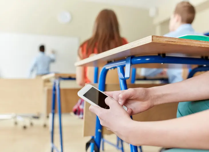 Aluno é flagrado com celular, xinga professora e vai parar na delegacia